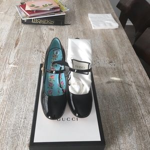 Gucci black patent leather mid heel